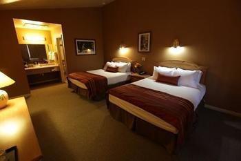Lodge Headwaters & At Flagg Ranch *